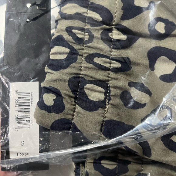 NEW Banana Republic men’s S stylish 7” Navy Stripe Quick Dry Hybrid Shorts - Picture 2 of 6